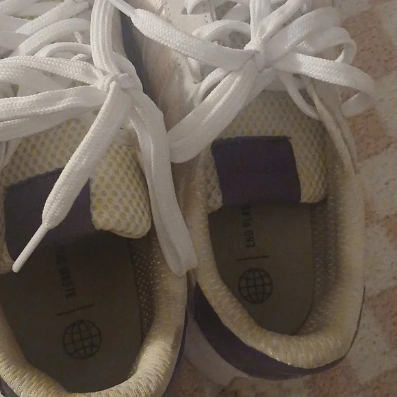 Adidas tenny shoes - Picture 3 of 4